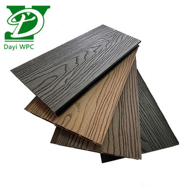 حديقة حديثة جميلة ومتنوعة وسياج WPC متين